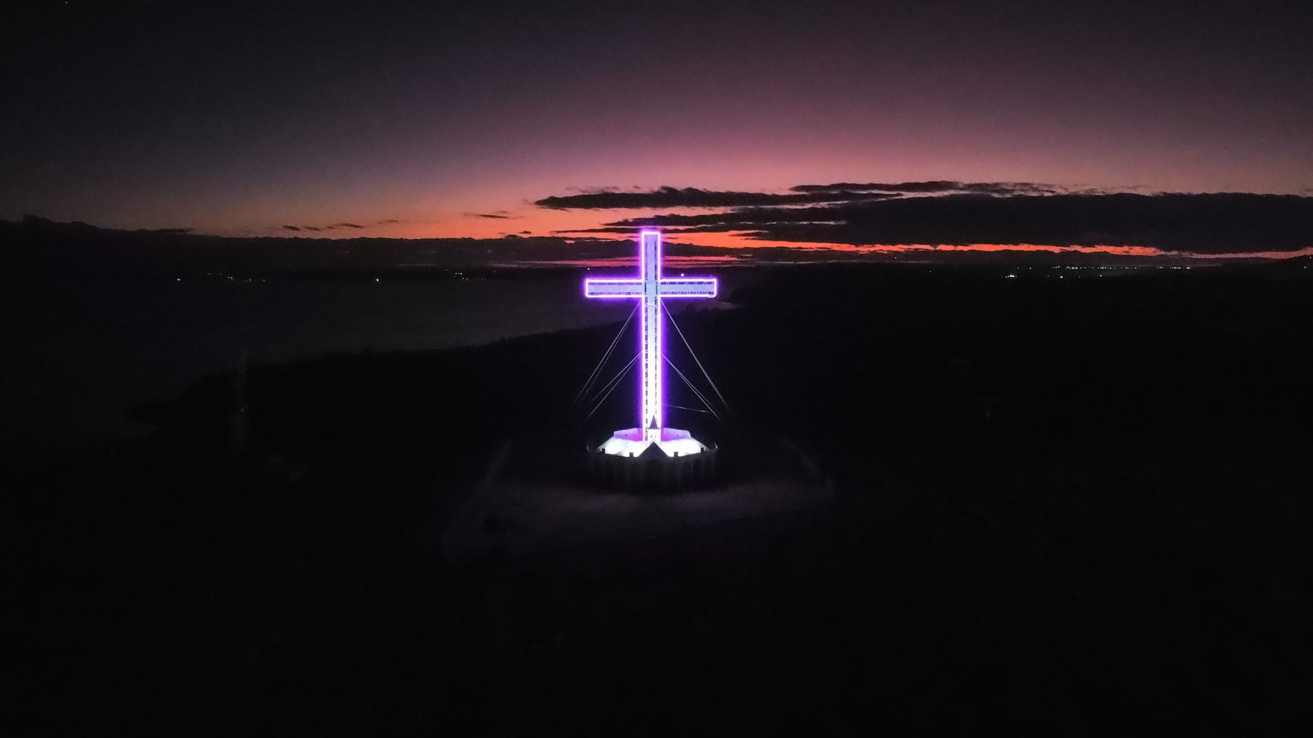 Cruz de Tenglo nuevamente ilumina a los Puertomontinos