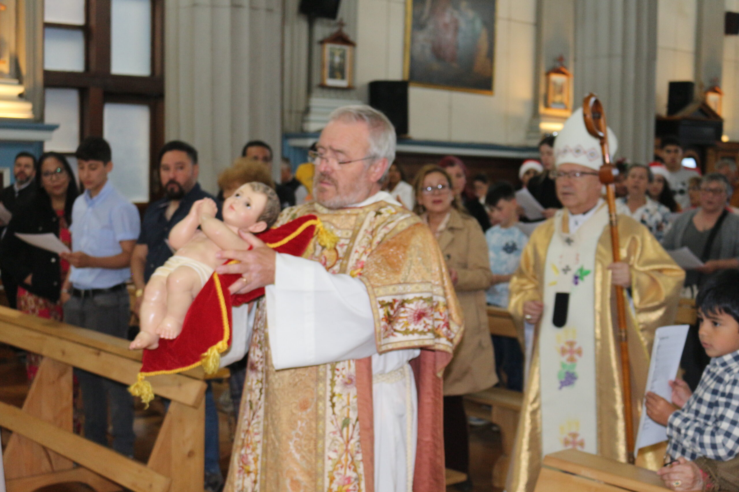 Junto a la comunidad Monseñor Fernando Ramos preside Misa Noche Buena en la Catedral de Puerto Montt