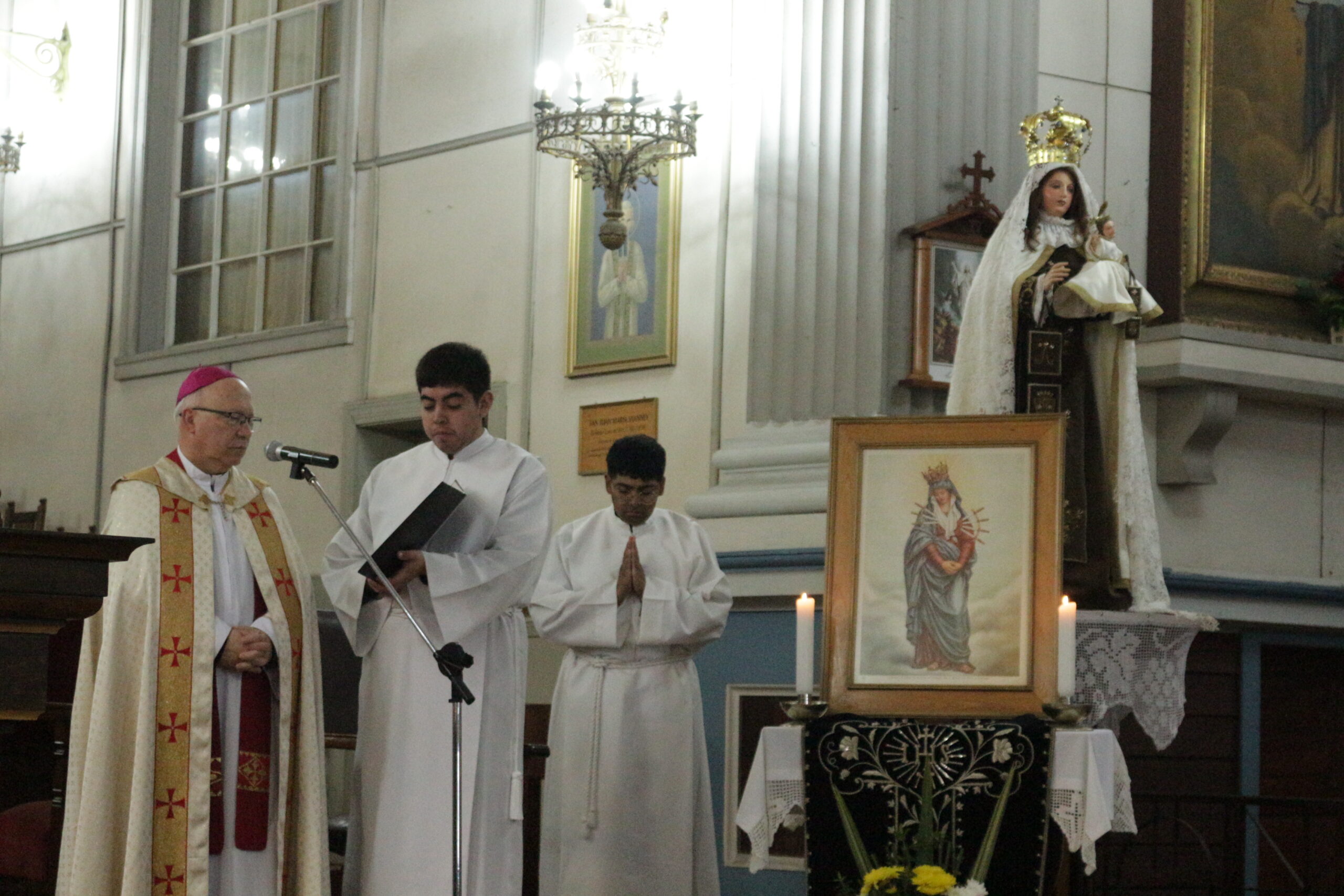 Fieles se reunieron en La hora de la Madre en la Catedral de Puerto Montt