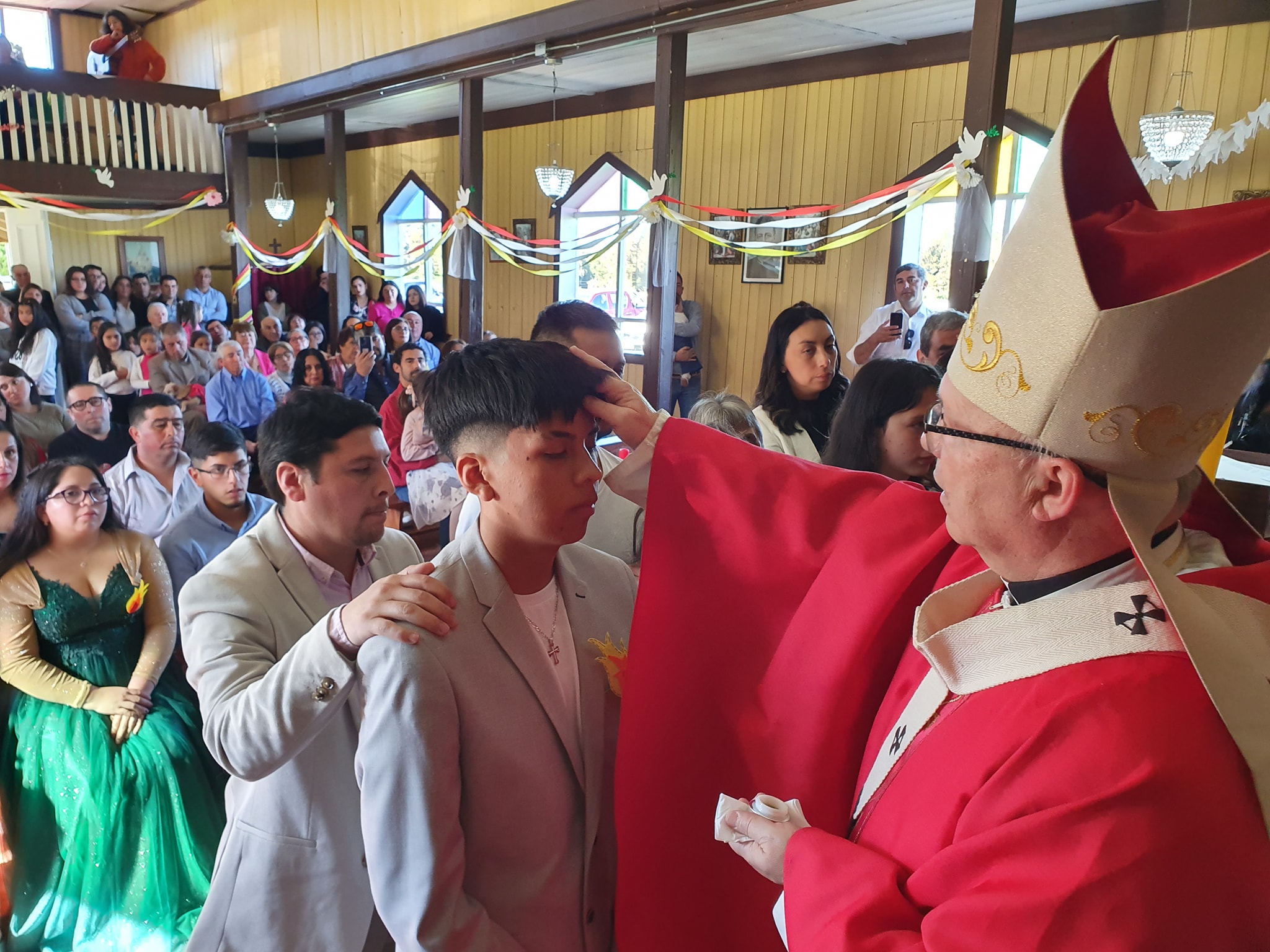 Jóvenes reciben sacramento de Confirmación