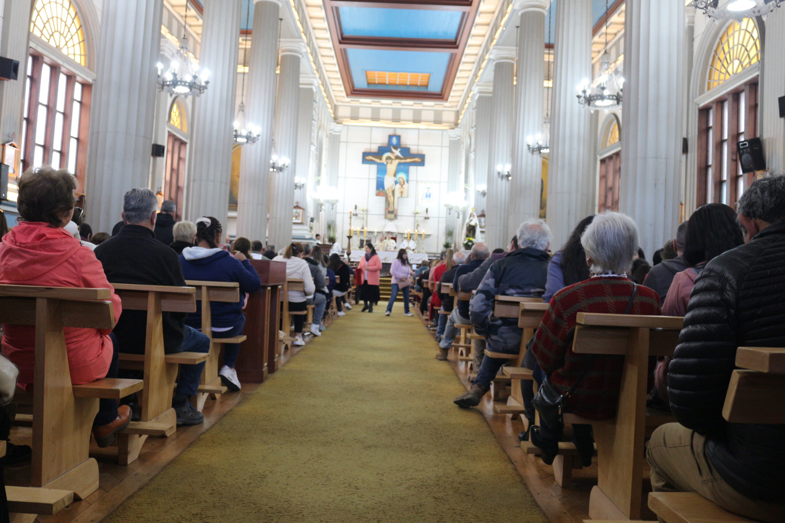 Fieles repletaron Catedral de Puerto Montt en la Misa de Domingo de Resurrección