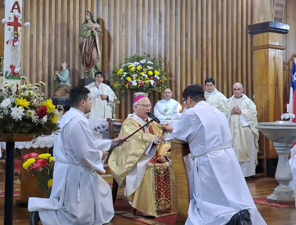 Seminarista Mariano Fuentealba recibe el  Ministerio del Acolitado en la Parroquia San Miguel de Calbuco