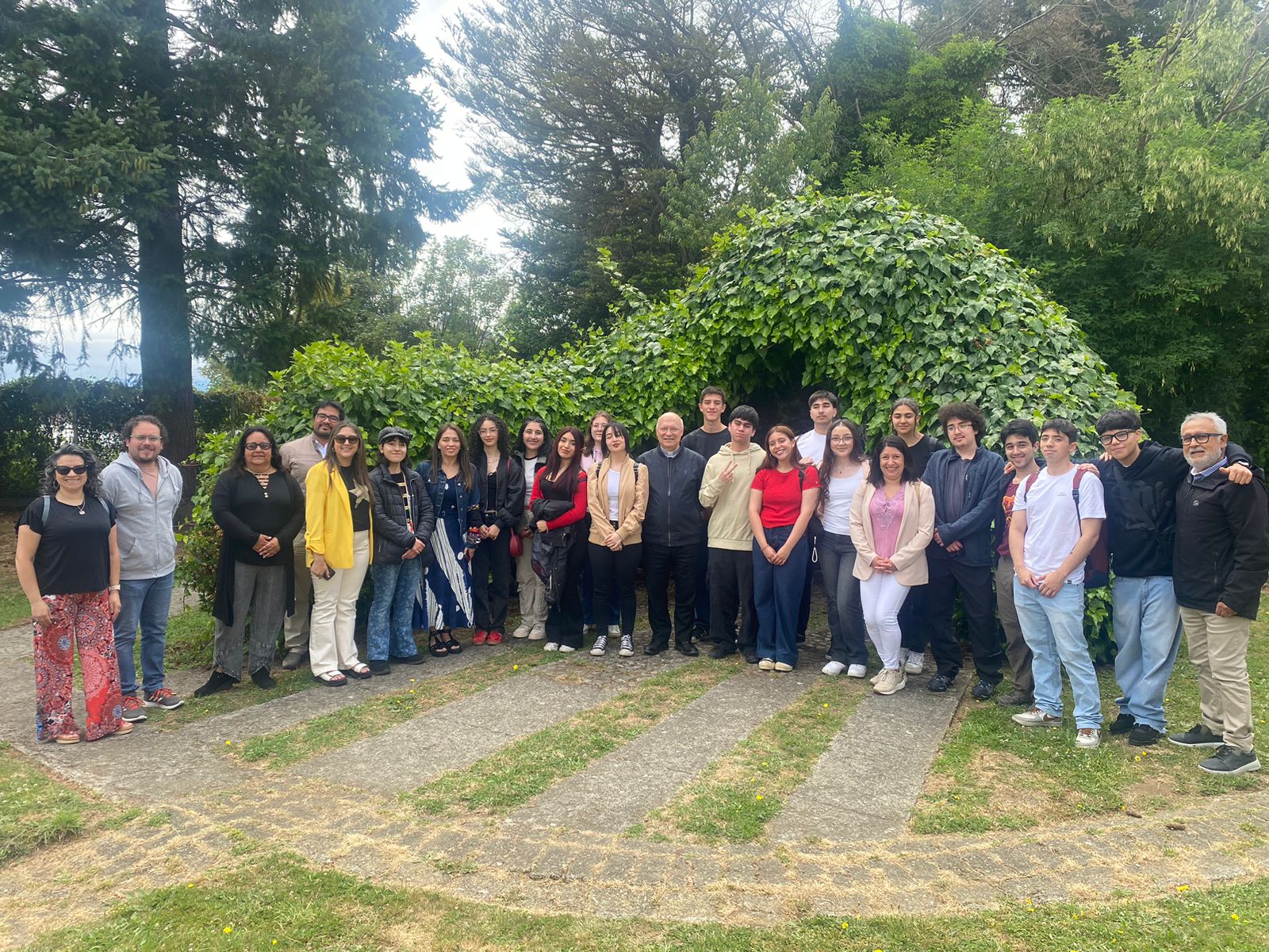 Arzobispo de Puerto Montt se reunió con estudiantes que obtuvieron puntaje máximo del Colegio Inmaculada Concepción Puerto Varas