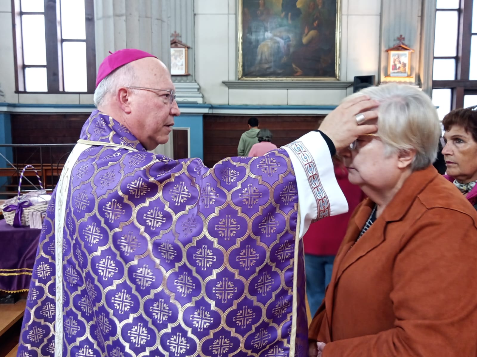 Fieles de Puerto Montt acudieron a Misa de Miércoles de Ceniza en la Catedral