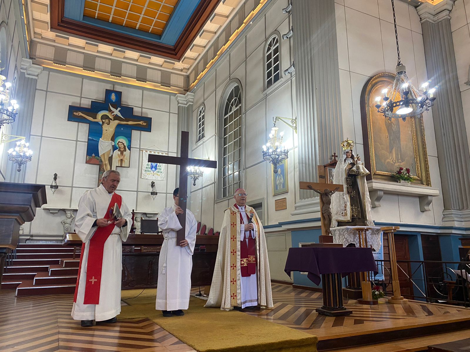Viernes Santo en la Catedral de Puerto Montt: comunidad vivió el Vía Crucis y la Pasión del Señor