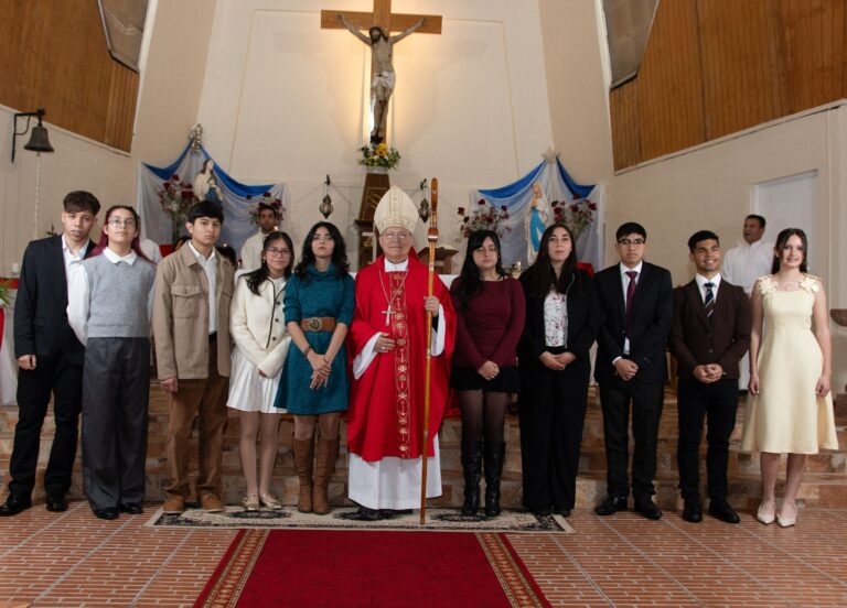 Jóvenes de la Parroquia Santa Teresa de los Andes reciben el Sacramento de la Confirmación